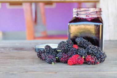 ev dut reçeli ve ahşap arka plan taze dut yaptı, O