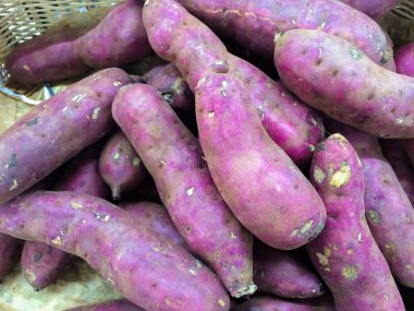 mor tatlı patates arka plan, piyasada satılan