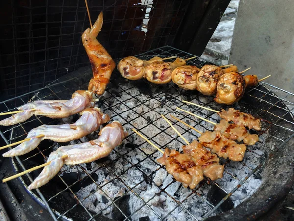 Porc grillé thaïlandais et poulet grillé sur le gril flamboyant, Thai — Photo