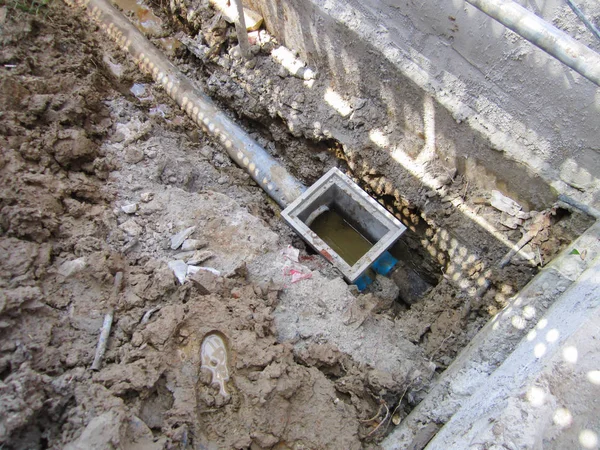 O processo de enterrar tubo de drenagem em torno do edifício . — Fotografia de Stock