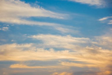 Mavi ve altın gökyüzü arka plan, gün batımından sonra alacakaranlık gökyüzü.