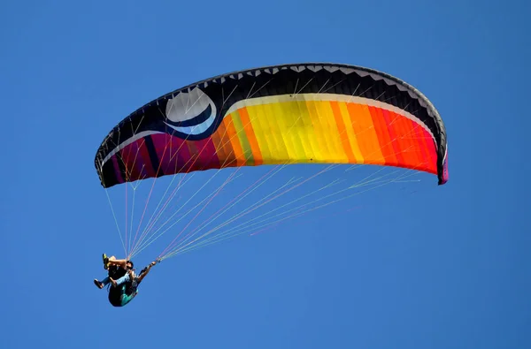 Paragliding Blå Himmel Adrenalin Sport — Stockfoto