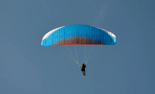 Paralotniarstwo Błękitne Niebo Adrenalina Sport — Zdjęcie stockowe