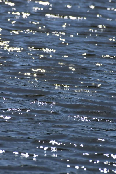 在阳光下反射的湖水 — 图库照片
