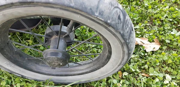 Tekerlek üzerinde çocuk arabası