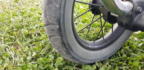 緑の芝生に乳母車の車輪 — ストック写真