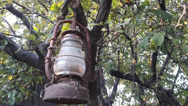 Klasik eski lamba. Vintage tozlu gaz lambası kirli cam ve paslanma ile