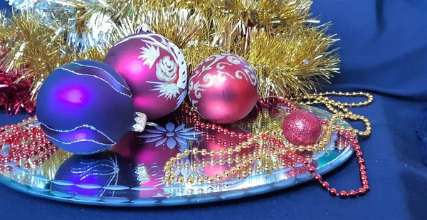 Mooie Nieuwjaar s speelgoed en kerstversiering. Achtergrond gemaakt van kerstballen en klatergoud. — Stockfoto