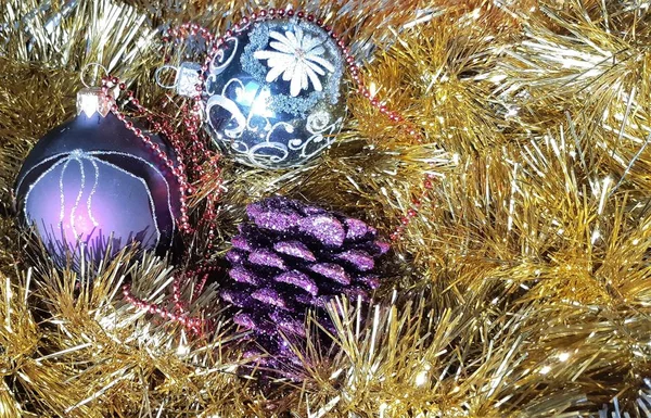 Mooie Nieuwjaar s speelgoed en kerstversiering. Achtergrond gemaakt van kerstballen en klatergoud. — Stockfoto