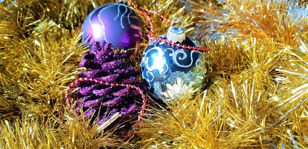 Güzel yeni yıl s oyuncaklar ve Noel süsleri. Noel topları ve tinsel arka plan yapılmış.