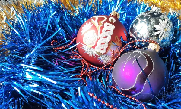 Mooie Nieuwjaar s speelgoed en kerstversiering. Red New Years bollen op een donker blauwe achtergrond — Stockfoto