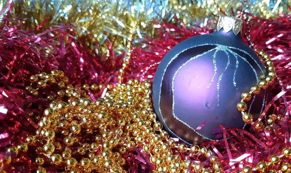 Mooie Nieuwjaar s speelgoed en kerstversiering. Achtergrond gemaakt van kerstballen en klatergoud. — Stockfoto