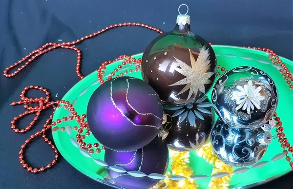 Güzel yeni yıl s oyuncaklar ve Noel süsleri. Noel topları ve tinsel arka plan yapılmış.