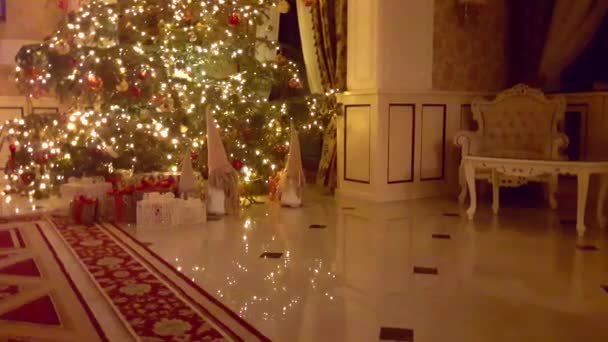 Interior de Navidad. Salón casa interior con chimenea decorada y árbol de Navidad — Vídeo de stock