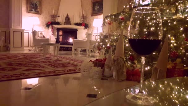 Рождественский интерьер Интерьер гостиной с украшенным камином и елкой — стоковое видео