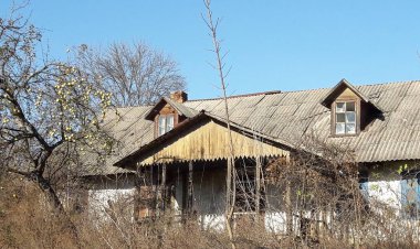 Eski bina terk. Terk edilmiş bir bina ön cephe