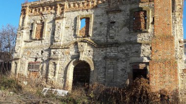 Eski bina terk. Terk edilmiş bir bina ön cephe