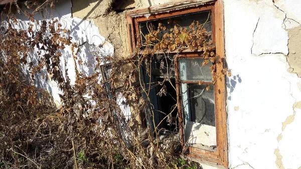 Glasscheibe mit altem Holzrahmen an Grunge-Wand beschädigt Haus — Stockfoto