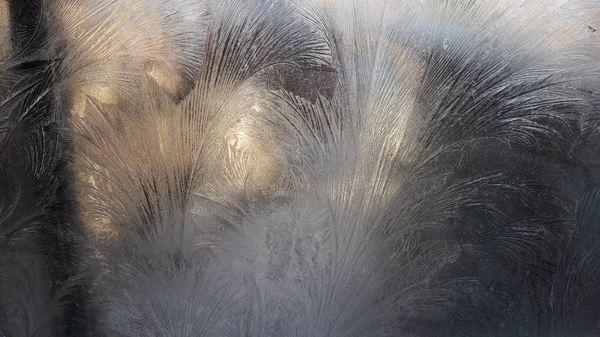 Kışın şafakta penceresinde güzel soğuk desenler. Donmuş Pencere cam, sabah frost Çizim penceresinde
