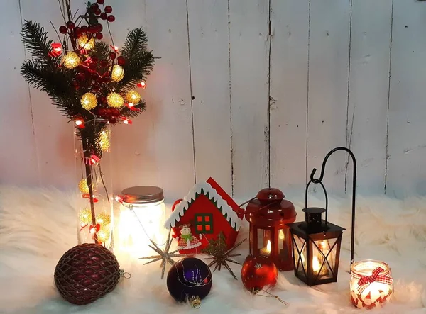 Arreglo de Navidad de la decoración de Año Nuevo en una noche festiva — Foto de Stock