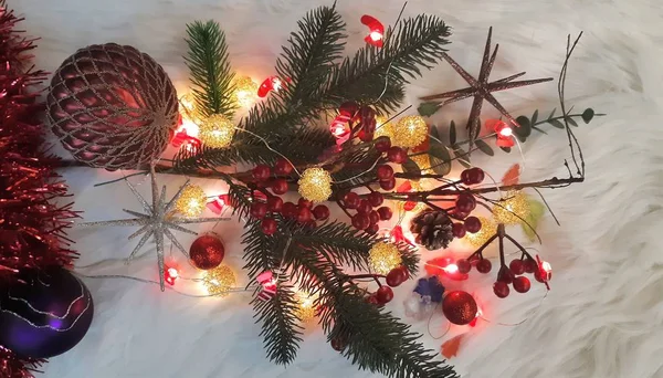 Arreglo de Navidad de la decoración de Año Nuevo en una noche festiva — Foto de Stock