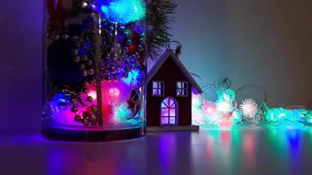 Julen arrangemang av nya år inredning i en festlig kväll — Stockvideo