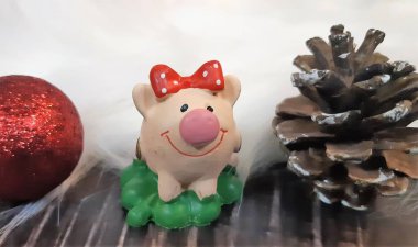 Mutlu Noeller ve mutlu yeni yıl. Domuz, sembol 2019 tebrik kartı için Çin yeni yılı. yumuşak seçici odak. Ladin dallarında oyuncak domuz. Arka plan kopya alanı ile. Seçici odak.