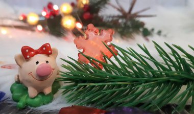 Mutlu Noeller ve mutlu yeni yıl. Domuz, sembol 2019 tebrik kartı için Çin yeni yılı. yumuşak seçici odak. Ladin dallarında oyuncak domuz. Arka plan kopya alanı ile. Seçici odak.