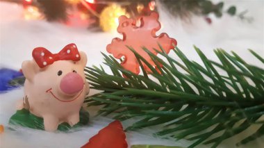 Mutlu Noeller ve mutlu yeni yıl. Domuz, sembol 2019 tebrik kartı için Çin yeni yılı. yumuşak seçici odak. Ladin dallarında oyuncak domuz. Arka plan kopya alanı ile. Seçici odak.