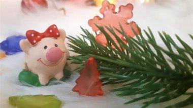 Mutlu Noeller ve mutlu yeni yıl. Domuz, sembol 2019 tebrik kartı için Çin yeni yılı. yumuşak seçici odak. Ladin dallarında oyuncak domuz. Arka plan kopya alanı ile. Seçici odak.