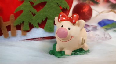 Mutlu Noeller ve mutlu yeni yıl. Domuz, sembol 2019 tebrik kartı için Çin yeni yılı. yumuşak seçici odak. Ladin dallarında oyuncak domuz. Arka plan kopya alanı ile. Seçici odak.