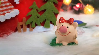 Mutlu Noeller ve mutlu yeni yıl. Domuz, sembol 2019 tebrik kartı için Çin yeni yılı. yumuşak seçici odak. Ladin dallarında oyuncak domuz. Arka plan kopya alanı ile. Seçici odak.