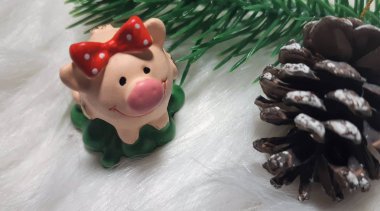 Mutlu Noeller ve mutlu yeni yıl. Domuz, sembol 2019 tebrik kartı için Çin yeni yılı. yumuşak seçici odak. Ladin dallarında oyuncak domuz. Arka plan kopya alanı ile. Seçici odak.