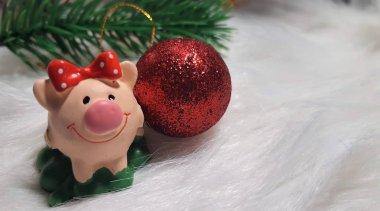 Mutlu Noeller ve mutlu yeni yıl. Domuz, sembol 2019 tebrik kartı için Çin yeni yılı. yumuşak seçici odak. Ladin dallarında oyuncak domuz. Arka plan kopya alanı ile. Seçici odak.