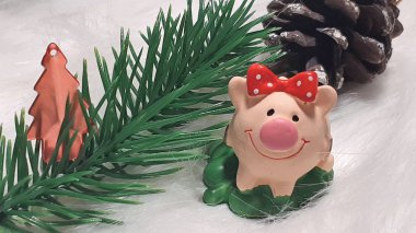 Mutlu Noeller ve mutlu yeni yıl. Domuz, sembol 2019 tebrik kartı için Çin yeni yılı. yumuşak seçici odak. Ladin dallarında oyuncak domuz. Arka plan kopya alanı ile. Seçici odak.