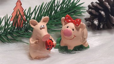 Mutlu Noeller ve mutlu yeni yıl. Domuz, sembol 2019 tebrik kartı için Çin yeni yılı. yumuşak seçici odak. Ladin dallarında oyuncak domuz. Arka plan kopya alanı ile. Seçici odak.