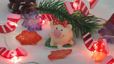 Mutlu Noeller ve mutlu yeni yıl. Domuz, sembol 2019 tebrik kartı için Çin yeni yılı. yumuşak seçici odak. Ladin dallarında oyuncak domuz. Arka plan kopya alanı ile. Seçici odak.