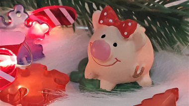 Mutlu Noeller ve mutlu yeni yıl. Domuz, sembol 2019 tebrik kartı için Çin yeni yılı. yumuşak seçici odak. Ladin dallarında oyuncak domuz. Arka plan kopya alanı ile. Seçici odak.