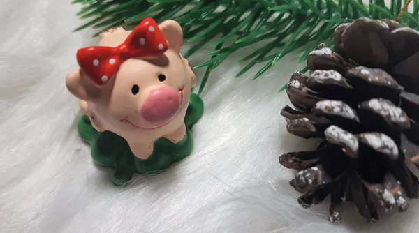 Mutlu Noeller ve mutlu yeni yıl. Domuz, sembol 2019 tebrik kartı için Çin yeni yılı. yumuşak seçici odak. Ladin dallarında oyuncak domuz. Arka plan kopya alanı ile. Seçici odak.