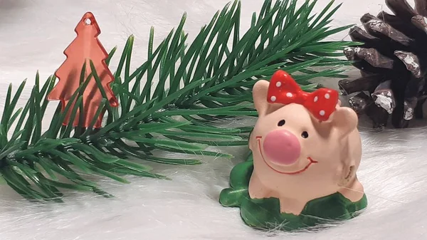 Mutlu Noeller ve mutlu yeni yıl. Domuz, sembol 2019 tebrik kartı için Çin yeni yılı. yumuşak seçici odak. Ladin dallarında oyuncak domuz. Arka plan kopya alanı ile. Seçici odak.