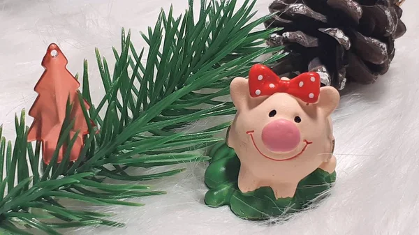 Mutlu Noeller ve mutlu yeni yıl. Domuz, sembol 2019 tebrik kartı için Çin yeni yılı. yumuşak seçici odak. Ladin dallarında oyuncak domuz. Arka plan kopya alanı ile. Seçici odak.