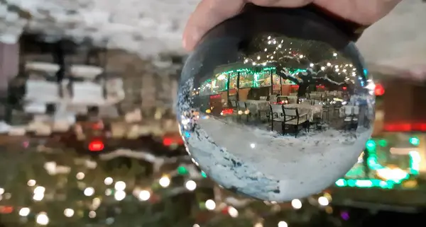 Kristal top doğa arka plan ile. Güzel bir manzara ile objektif topu