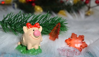 Domuz oyuncak ve kış dekor, tebrikler tatilde. Noel ışıkları arka plan üzerinde domuz yılı sembolü