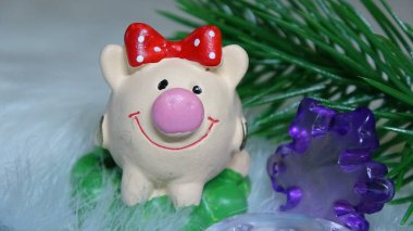 Domuz oyuncak ve kış dekor, tebrikler tatilde. Noel ışıkları arka plan üzerinde domuz yılı sembolü