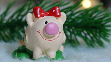 Domuz oyuncak ve kış dekor, tebrikler tatilde. Noel ışıkları arka plan üzerinde domuz yılı sembolü
