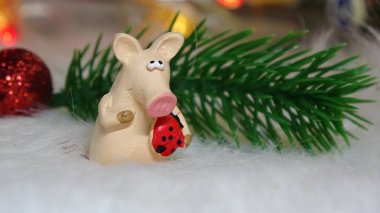 Domuz oyuncak ve kış dekor, tebrikler tatilde. Noel ışıkları arka plan üzerinde domuz yılı sembolü