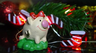 Domuz oyuncak ve kış dekor, tebrikler tatilde. Noel ışıkları arka plan üzerinde domuz yılı sembolü