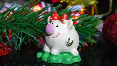 Domuz oyuncak ve kış dekor, tebrikler tatilde. Noel ışıkları arka plan üzerinde domuz yılı sembolü