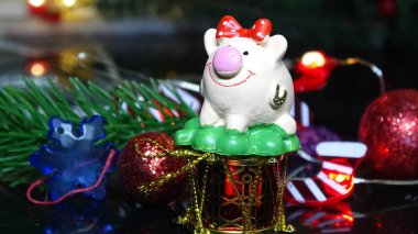 Domuz oyuncak ve kış dekor, tebrikler tatilde. Noel ışıkları arka plan üzerinde domuz yılı sembolü