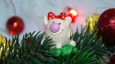 Domuz oyuncak ve kış dekor, tebrikler tatilde. Noel ışıkları arka plan üzerinde domuz yılı sembolü